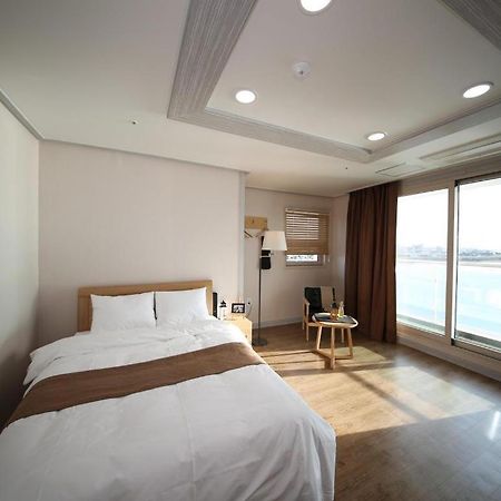 Hotel Aroha Jeju Seogwipo Bagian luar foto
